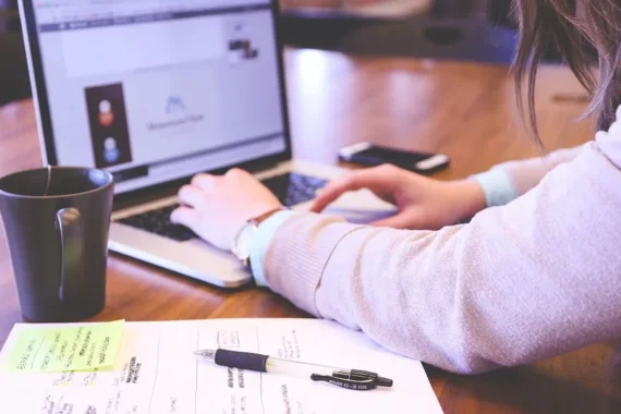 Obert el període per inscriure’s a les gairebé 700 ofertes laborals que ofereix el programa ‘Joves en pràctiques’